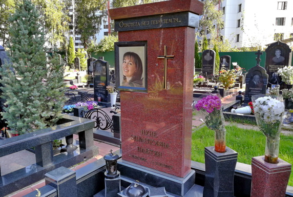 Памятник из красного и чёрного гранитов